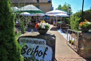 Eingang "Naturfreundehaus Bethof" in Vorderweidenthal - Pfalz