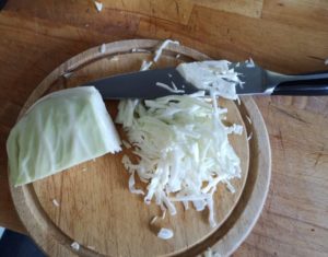 Hausgemachter Krautsalat, fein geschnitten