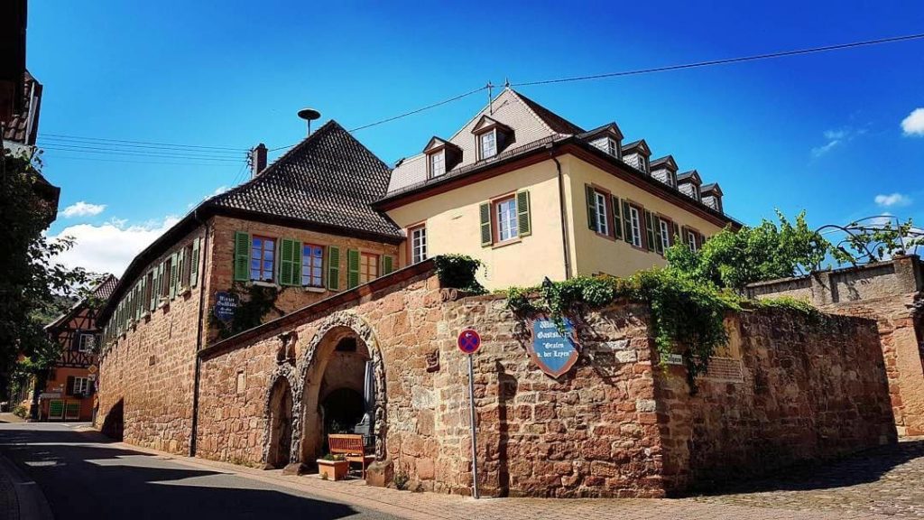 Grafen von der Leyen - Historische Winzergaststätte, Gartenterrasse in Burrweiler in der Pfalz