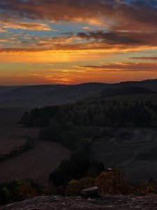 Burg Stauf in der Abenddämmerung