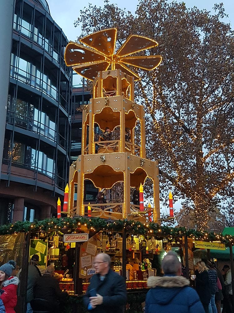 Weihnachtspyramide auf dem Weihnachtsmarkt in Ludwigshafen am Rhein in der Pfalz