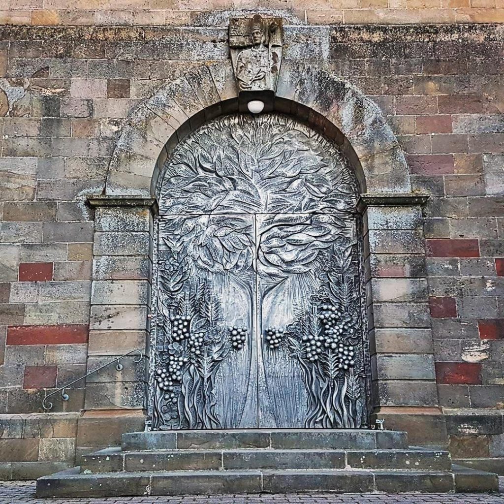 Eingangstür Katholische Kirche St. Leodegar mit Marienstatue Maria mit Kind in Steinfeld in der Pfalz