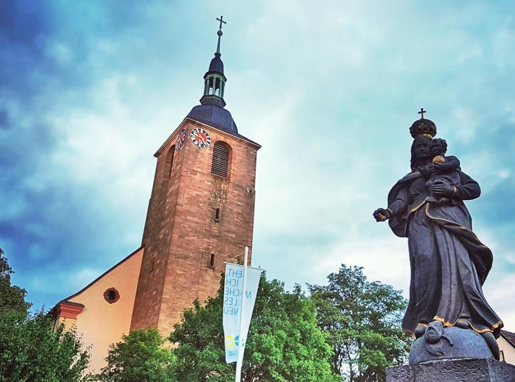 Katholische Kirche St. Leodegar mit Marienstatue Maria mit Kind in Steinfeld in der Pfalz