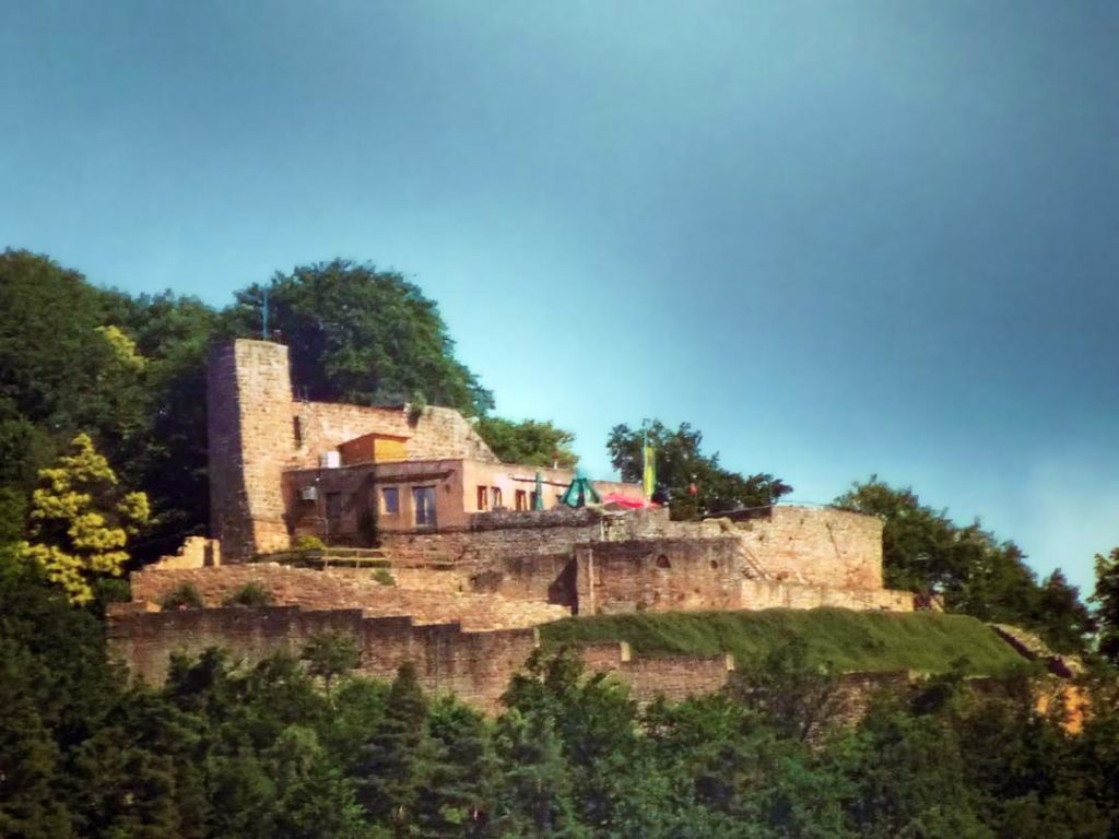 Ruine Rietburg mit Burgschänke, Höhengaststätte über Rhodt in der Pfalz