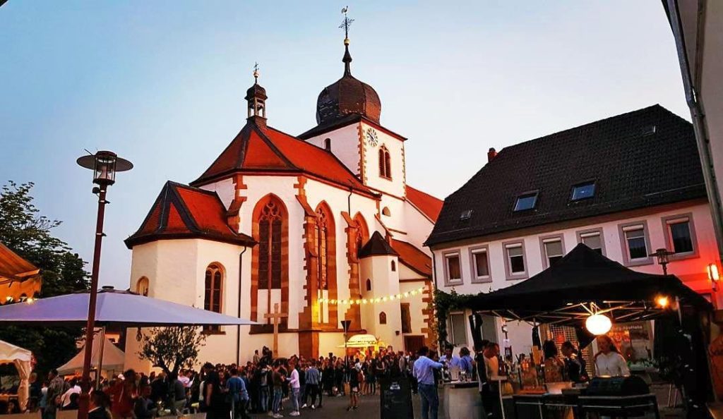 Die Simultankirche St. Georg beim Burg- und Weinfest Wachenheim an der Weinstraße