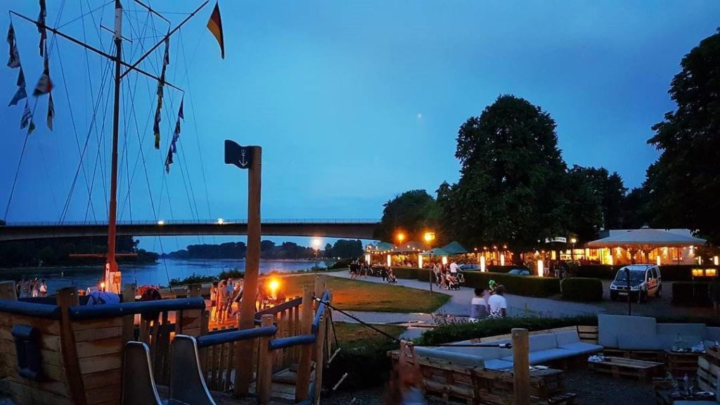 Speyer - Blick auf den Rhein und das Ausflugslokal "Alter Hammer" vom Restaurant "Rentschlers" aus