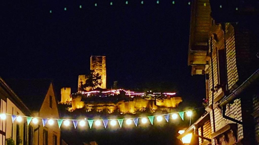 Die Wachtenburg beim Burg- und Weinfest Wachenheim an der Weinstraße