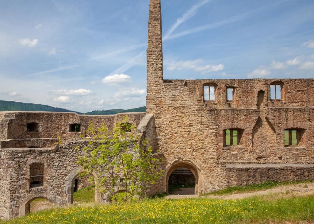 Höhenburgruine Michelsburg über Haschbach am Remigiusberg in der Pfalz