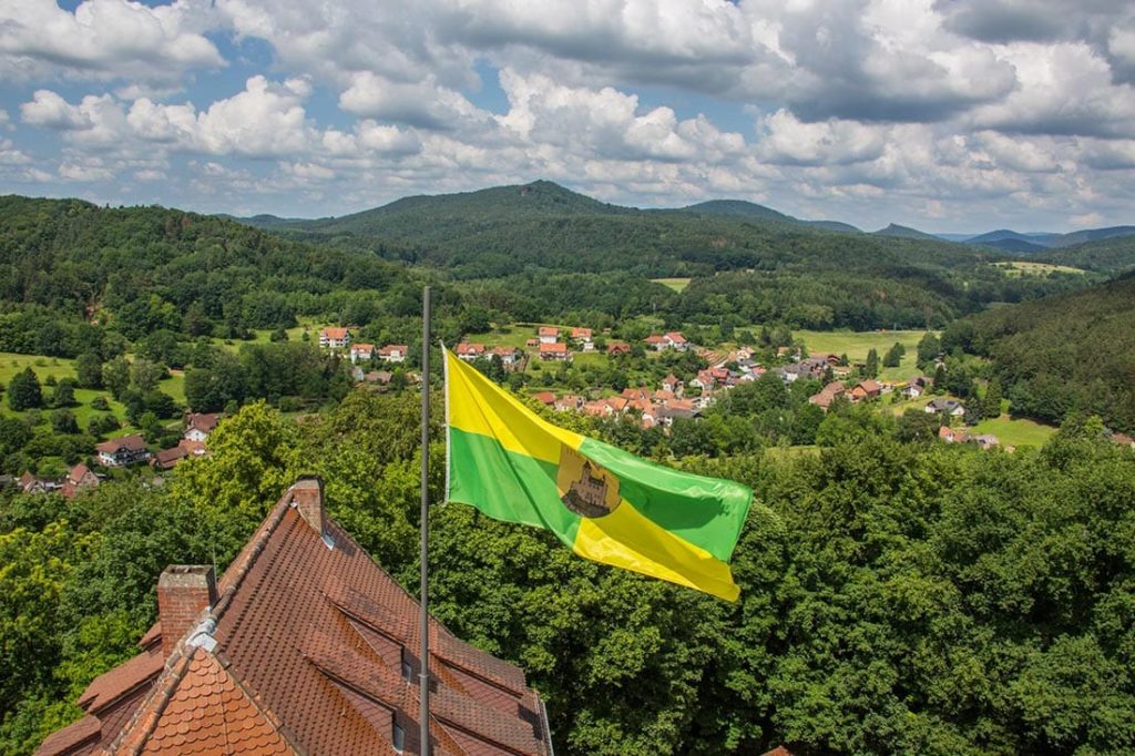 Blick von Burg Bewartstein über Erlenbach bei Dahn auf den Fels Buhlsteinpfeiler - Foto: Andreas Ott