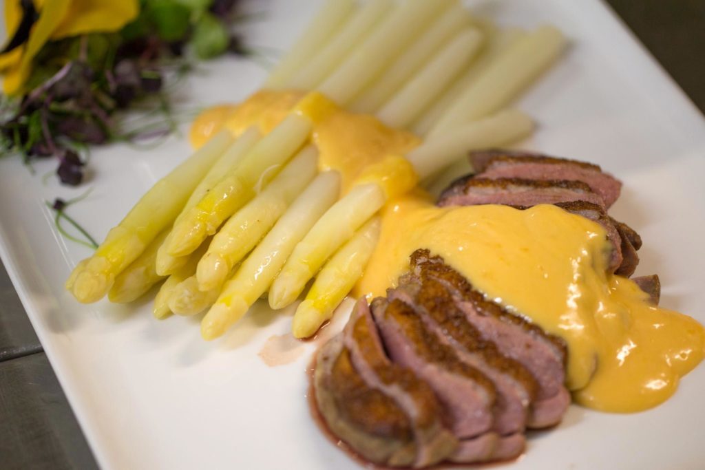 Spargel mit Entenbrust - Foto: Andreas Ott