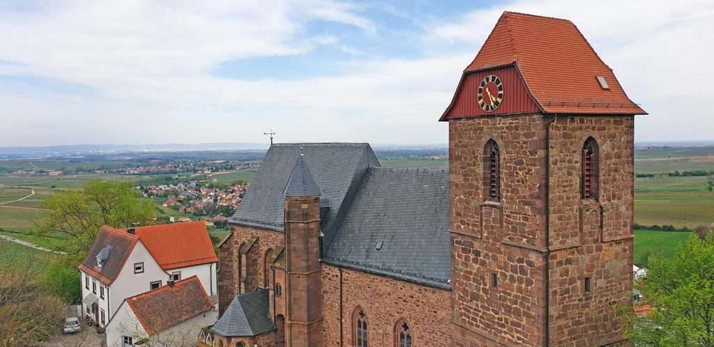 Katholische Pfarrkirche St. Nikolaus in Neuleiningen - Blick vom Aussichtsturm der Burg aus