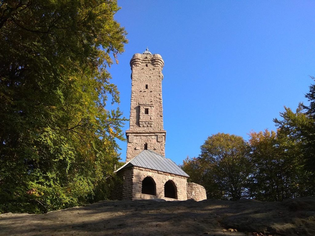 Der Luitpoldturm bei Merzalben in der Pfalz im Sommer