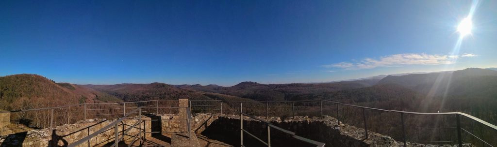 Panoramabild vom siebeneckigen Bergfried der Burgruine Gräfenstein bei Merzalben in der Pfalz