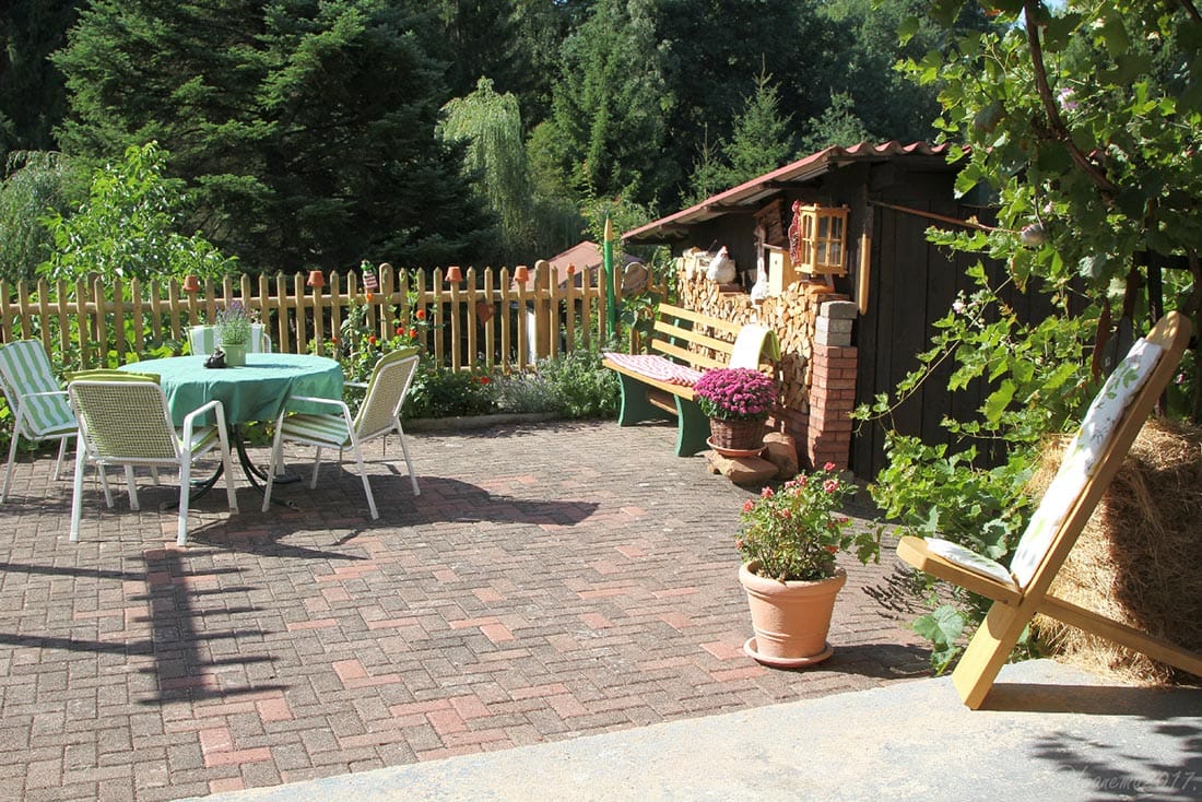 49+ Am Wiesengrund Gartenanlage, Der garten hat eine steinlaube,