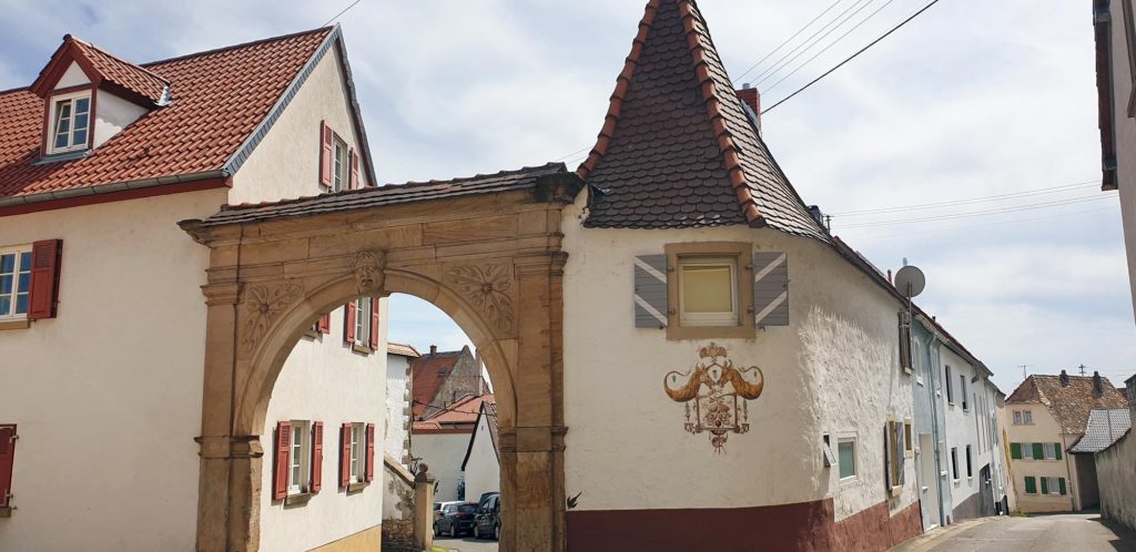 Das Pfaffenhoftor und ehemaliges Atelier des Pfälzer Malers Werner Holz in Herxheim am Berg