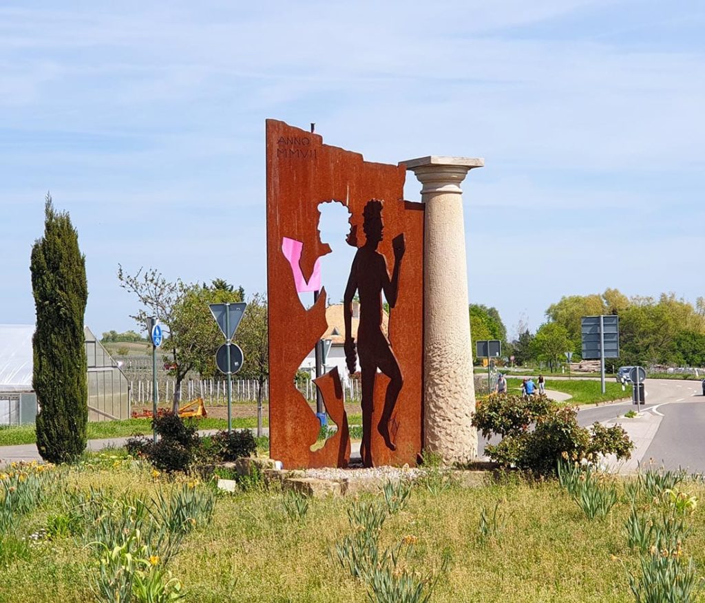 Ungsteiner Verkehrskreisel - Weintreter - Römer keltert mit den Füßen Trauben