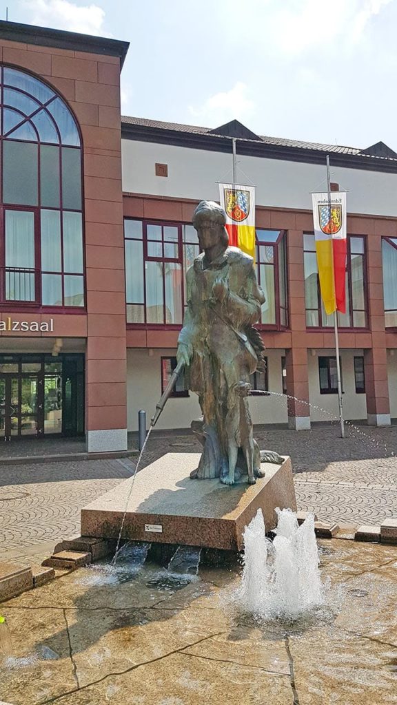 Der Lederstrumpfbrunnen in Edenkoben in der Pfalz