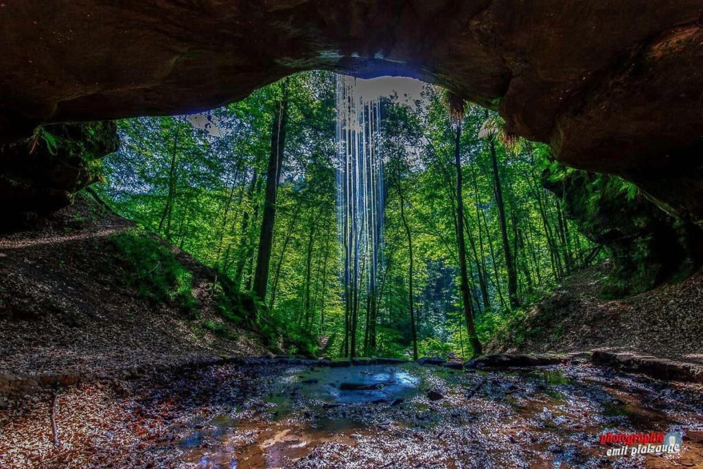 Die Bärenhöhle auf dem Rodalber Felsenwanderweg - Foto: emil-pfalzauge.de