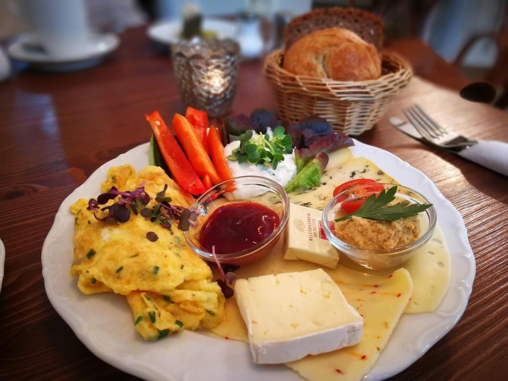 Frühstück im Café oder in einer Brasserie in der Pfalz