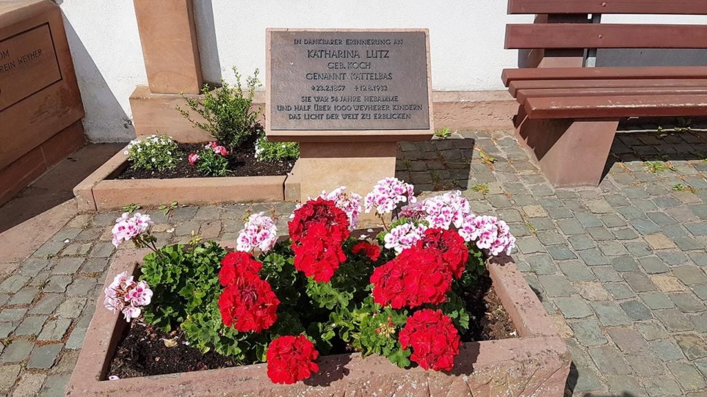 Kattelbas-Hebammenbrunnen zu Ehren Katharina Lutz in Weyher in der Pfalz