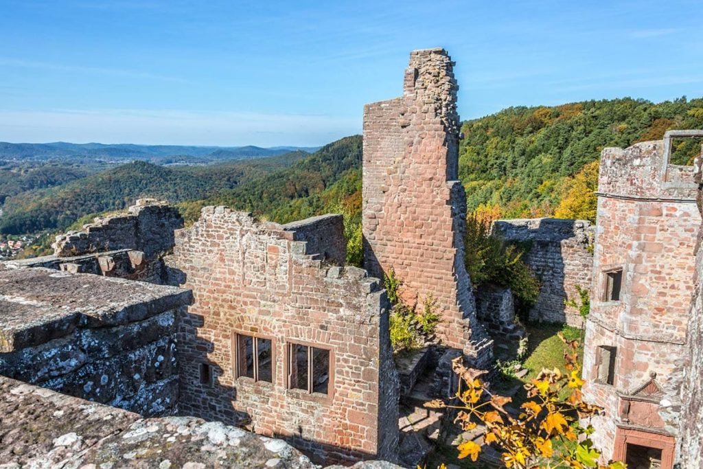 Die Madenburg über Eschbach in der Pfalz