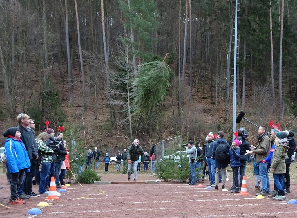 Weihnachtsbaumwerfen auf dem Knutfest in Weidenthal in der Pfalz