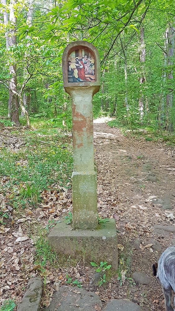 Sandsteinpfeiler mit Bildnis Jesus wird zum Tode verurteilt auf dem Kreuzweg bei Sankt Martin