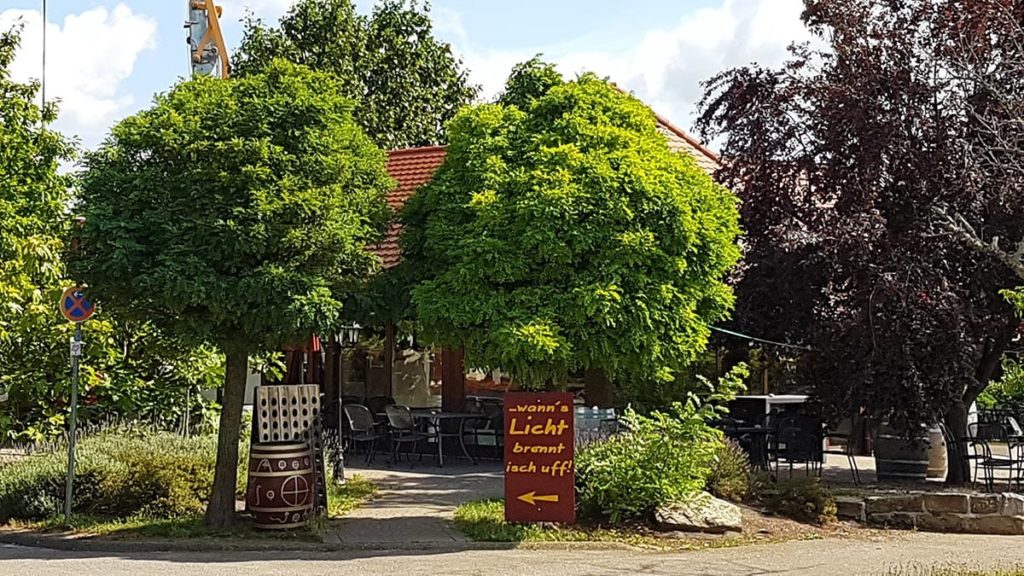 "Wann's Licht'l brennt is uff" - Weinpavillon des Weinguts "Berhard Koch" in Hainfeld in der Pfalz