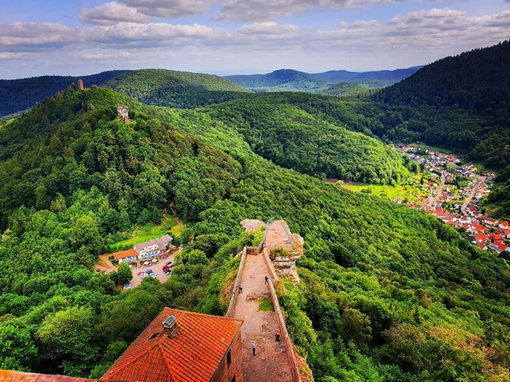 Annweiler - der herrliche Blick von Reichsburg Trifels auf Burgruinen Anebos, Münz und Bindersbach in der Pfalz