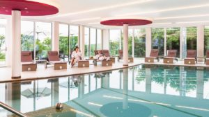 Der einladende Swimmingpool im SPA Rebenmeer des Wohlfühlhotels Alte Rebschule in Rhodt unter Rietburg in der Pfalz