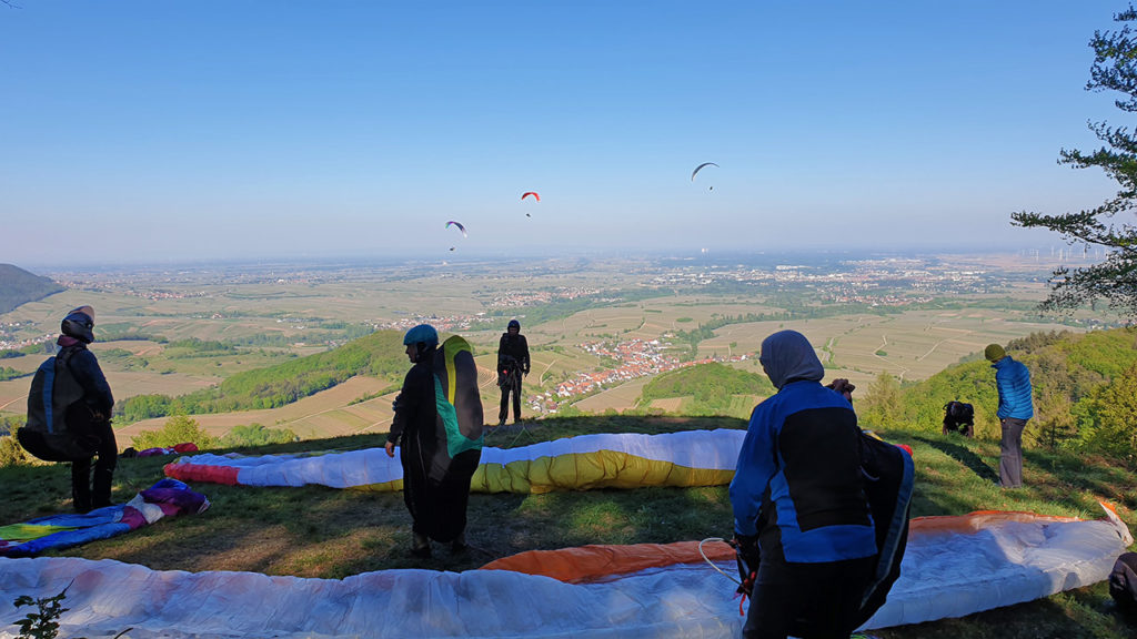 Pfälzer Gleitschirmflieger "Duddefliecher" am Förlenberg über Leinsweiler