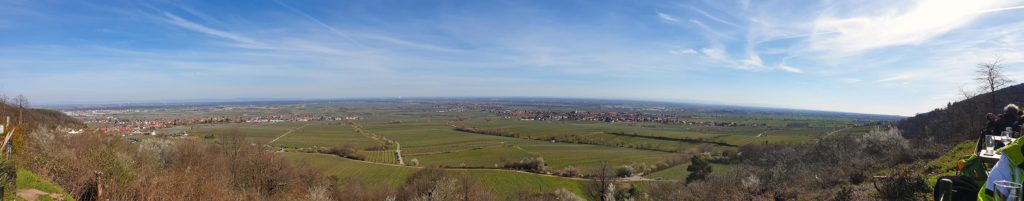 Der Blick über die Rheinebene vom Zeter Berghaus in Diedesfeld aus