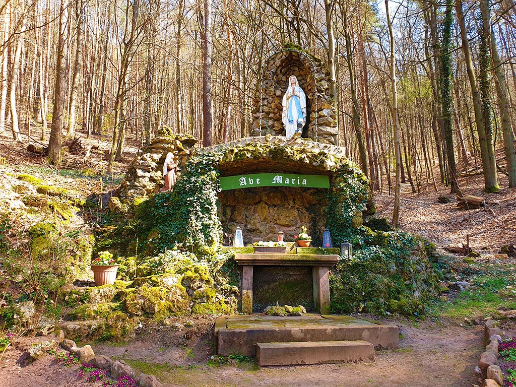 Lourdes-, Mariengrotte in Schwanheim in der Pfalz