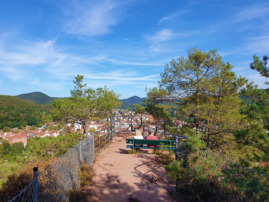 Blick auf Dahn in der Südwestpfalz vom Schwalbenfelsen aus