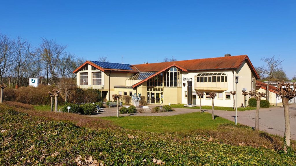 Die Dalberghalle in Essingen in der Pfalz