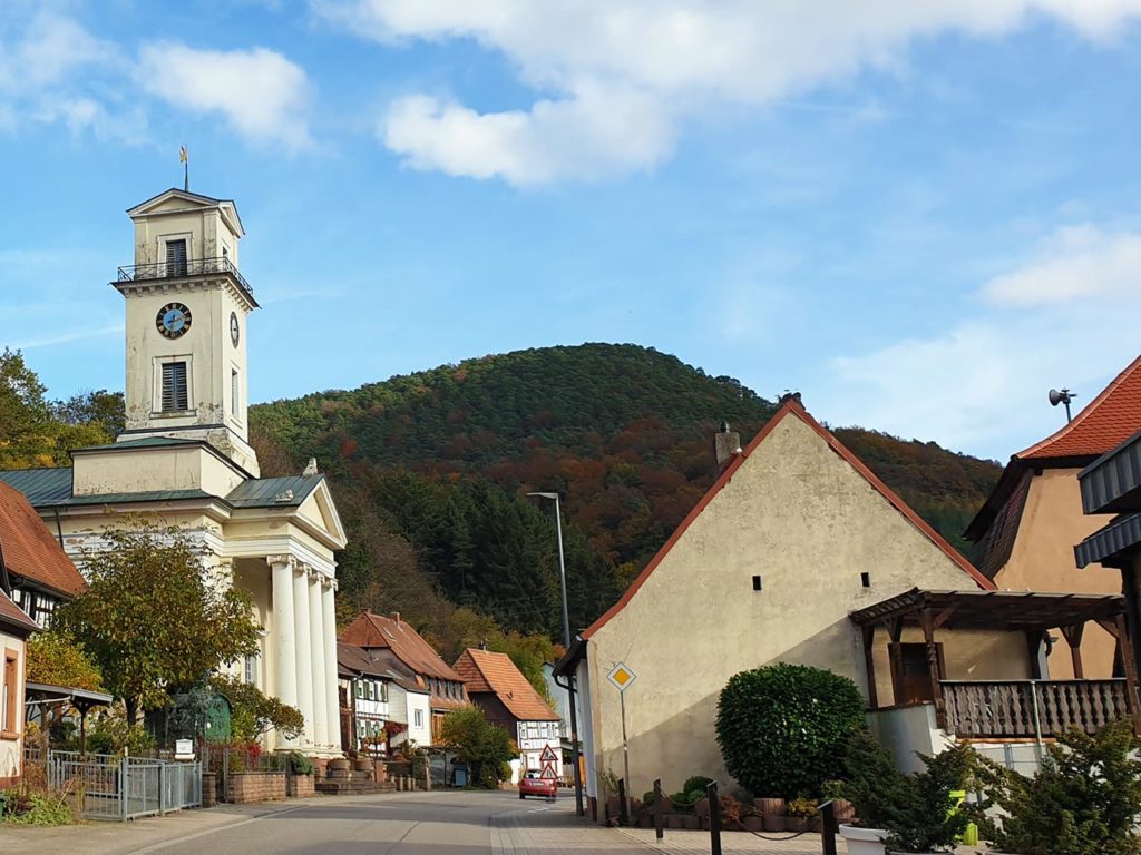 Die evangelische Pfarrkirche in Rinnthal in der Pfalz