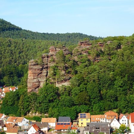 Der Fels Jungfernsprung - Wahrzeichen der Stadt Dahn in der Südwestpfalz