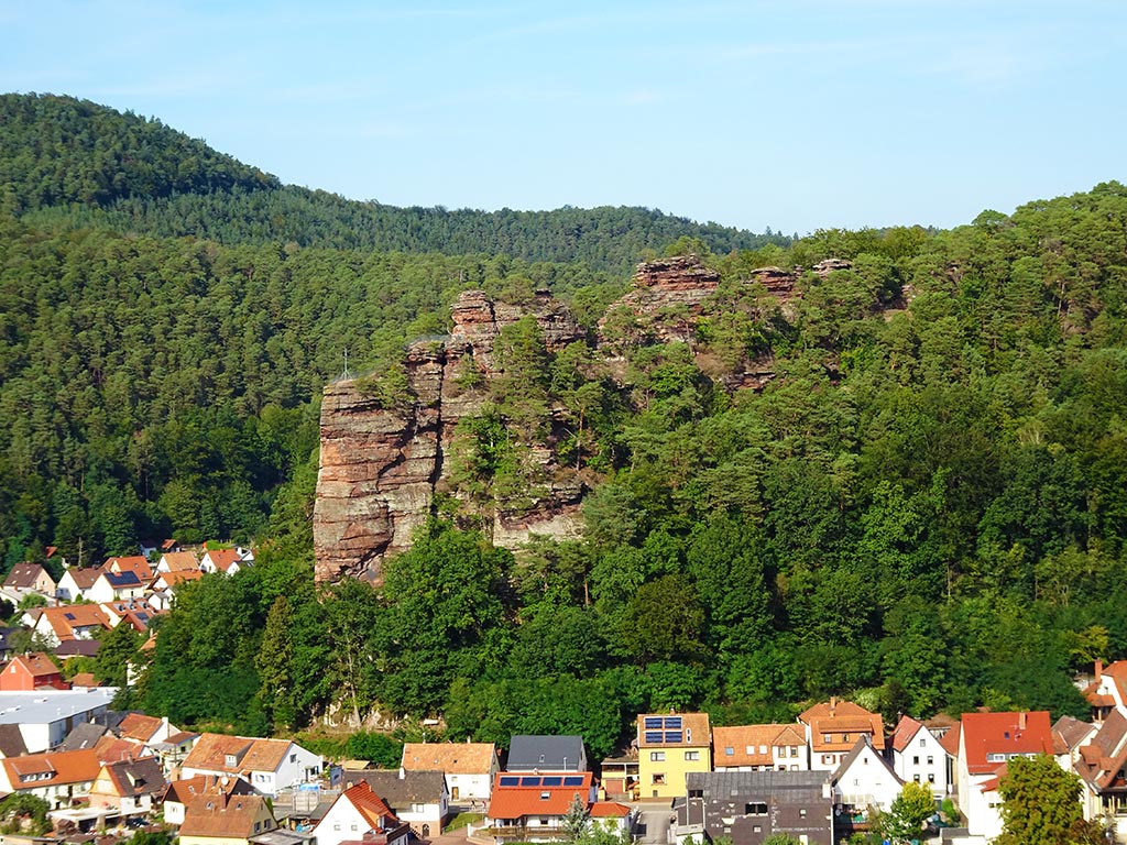 Der Fels Jungfernsprung - Wahrzeichen der Stadt Dahn in der Südwestpfalz