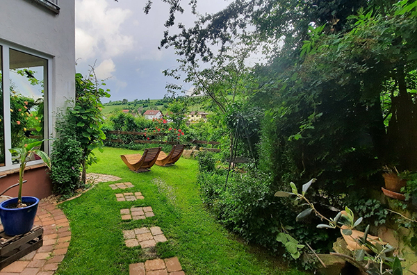 Der Garten mit Ausblick der Ferienwohnung Dorfblick in Leinsweiler in der Südpfalz