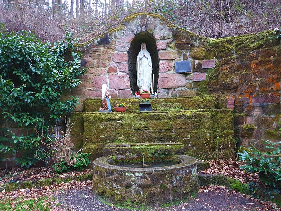 Lourdes-, Mariengrotte in Dernbach in der Pfalz