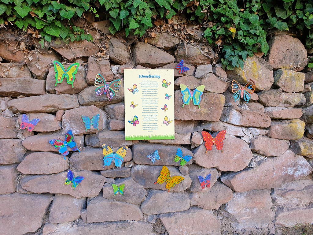 Schmetterlinge am Friedensplatz auf dem Friedensweg in Lambrecht in der Pfalz