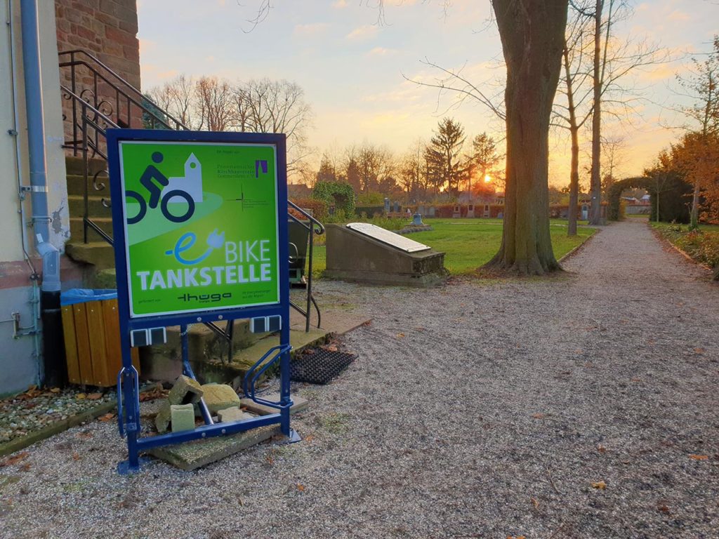 E-Bike-Tankstelle an der protestantischen Kirche in Gommersheim in der Pfalz