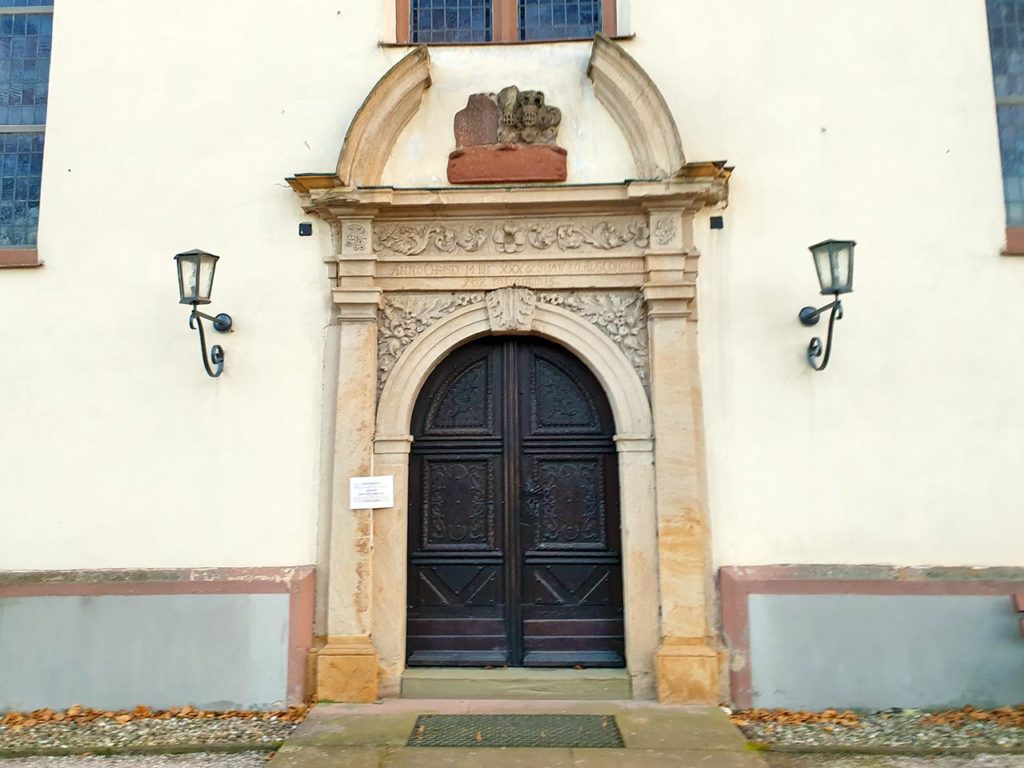 Eingang protestantische Kirche in Gommersheim in der Pfalz