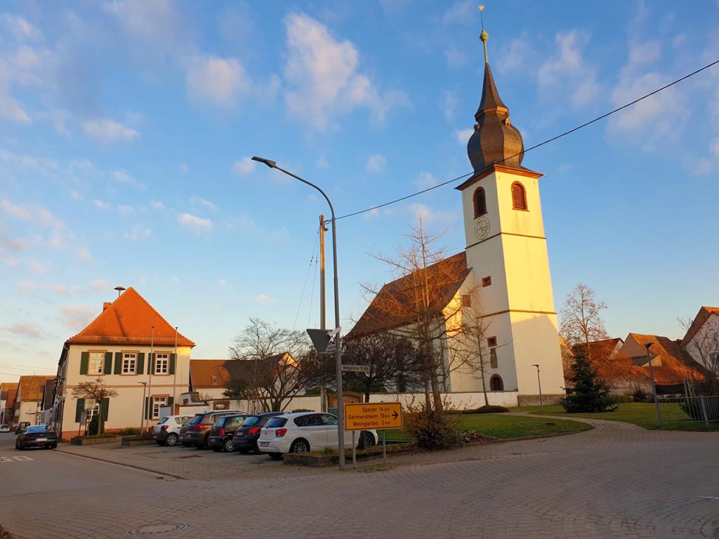 Die evangelische Pfarrkirche mit Rathaus in Freisbach in der Pfalz