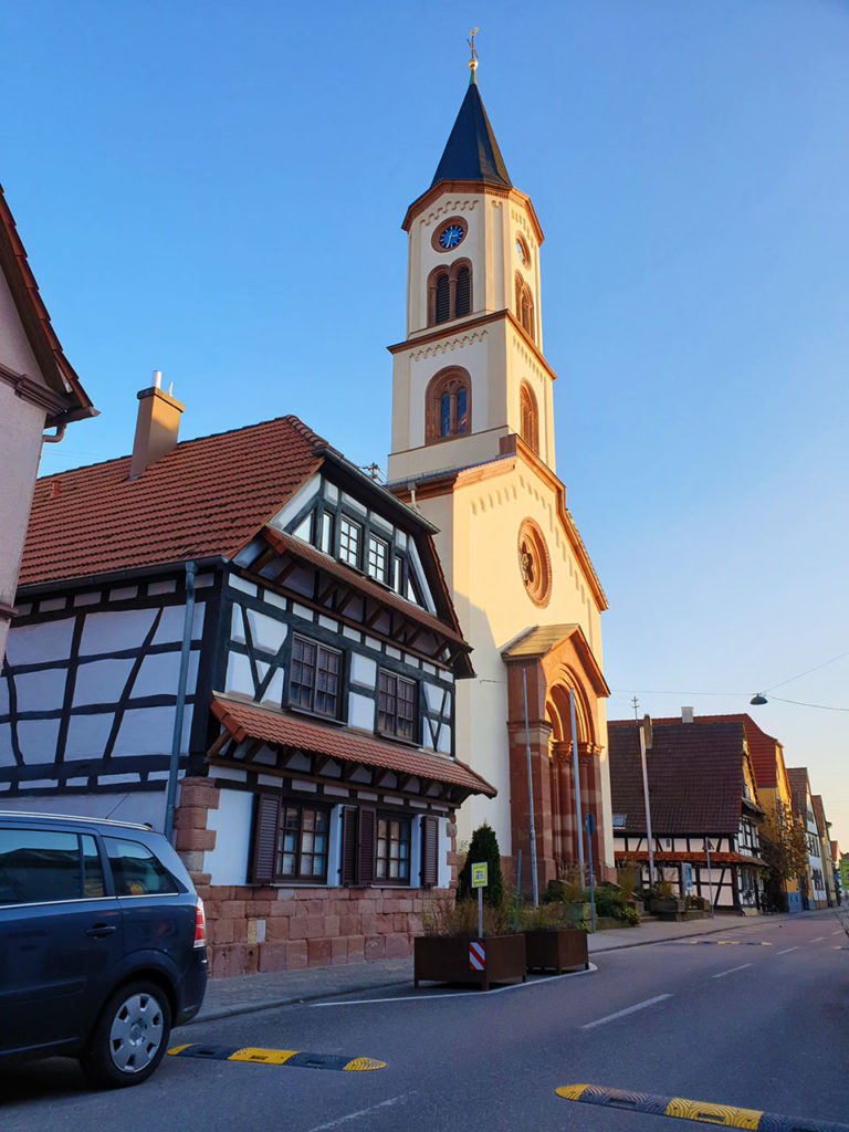 Die evangelische Pfarrkirche in Zeiskam in der Pfalz