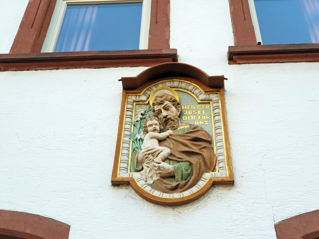 Heiliger Josef Fassadenrelief in Zeiskam in der Pfalz