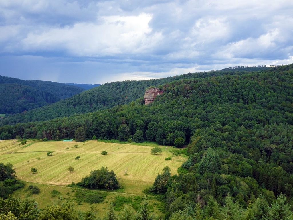 Der Hirtsfels bei Schönau und Hirschthal im Pfälzerwald, Wasgau - Blick von Burg Fleckenstein