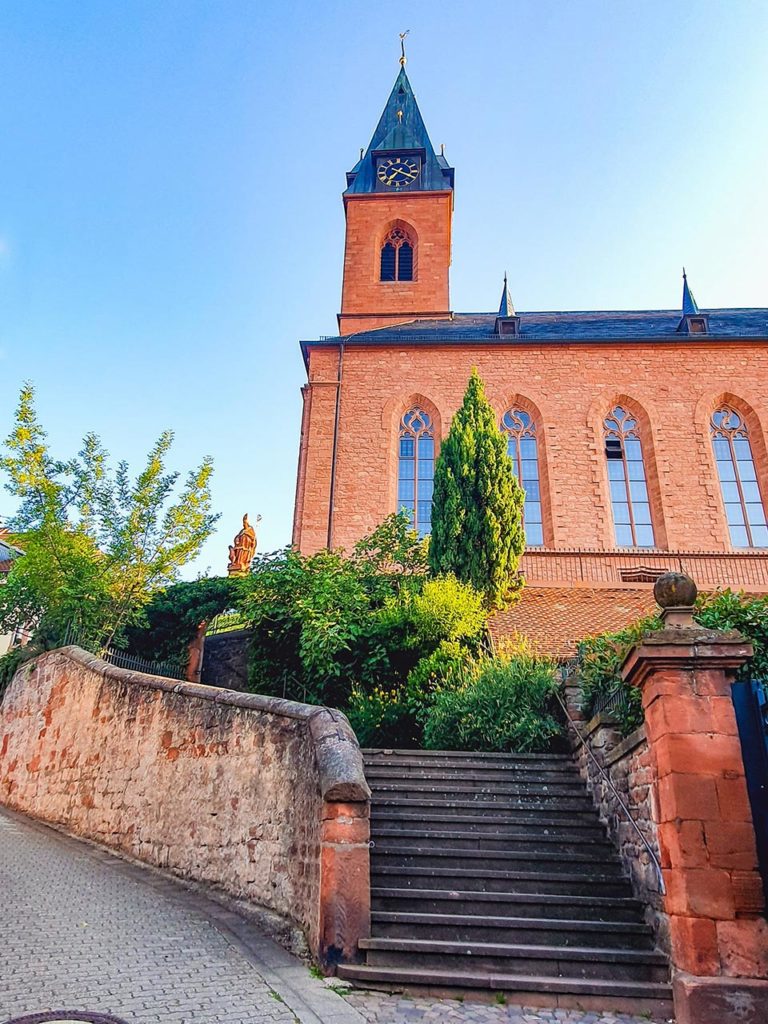 Die katholische Pfarrkirche mit Bibelgarten in Sankt Martin in der Pfalz