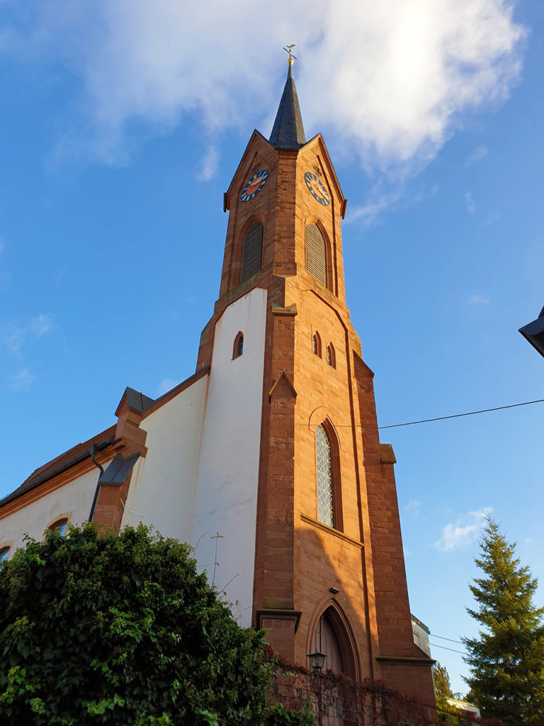 Die katholische Pfarrkirche St. Georg in Hochstadt in der Pfalz