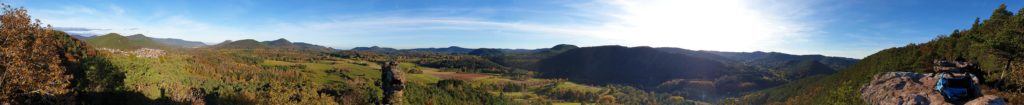 Panoramablick von den Geiersteinen aus auf den Pfälzerwald